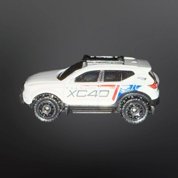 2022 Hot Wheels Volvo XC40 Recharge HW Green Speed White 1:64 - Picture 4 of 7